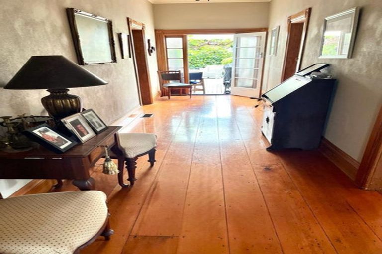 Photo of property in 11 Pendarves Street, New Plymouth, 4310