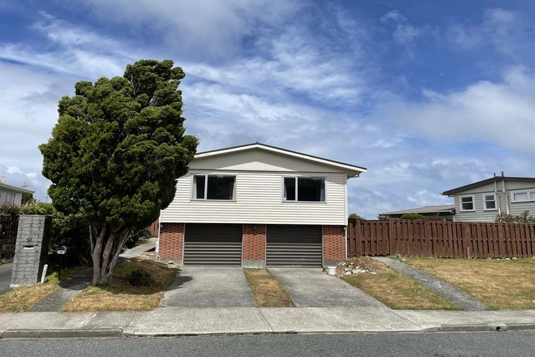 Photo of property in 30 Somes Crescent, Newlands, Wellington, 6037