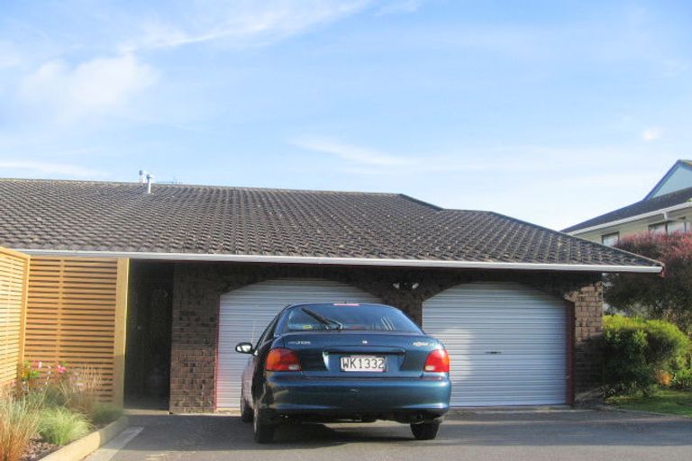 Photo of property in 28 Mercury Way, Whitby, Porirua, 5024