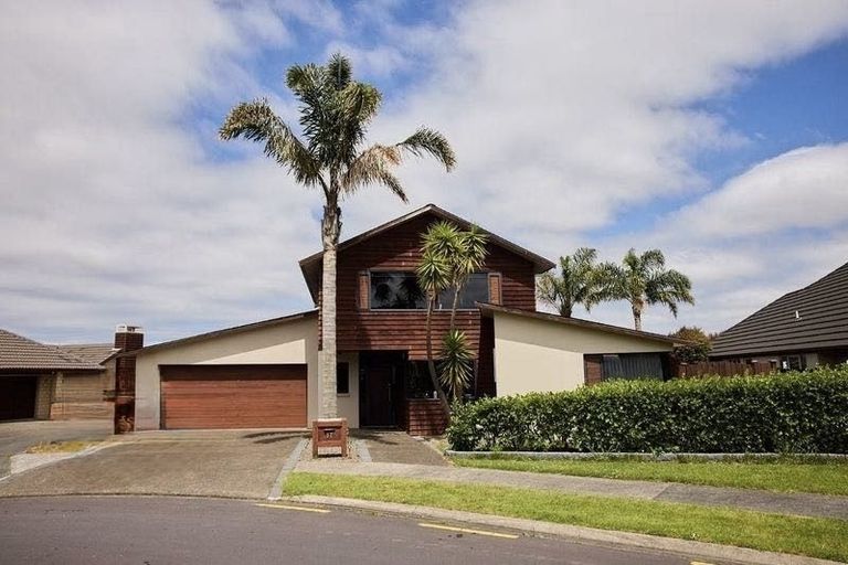 Photo of property in 17 Fernloche Place, Flat Bush, Auckland, 2016