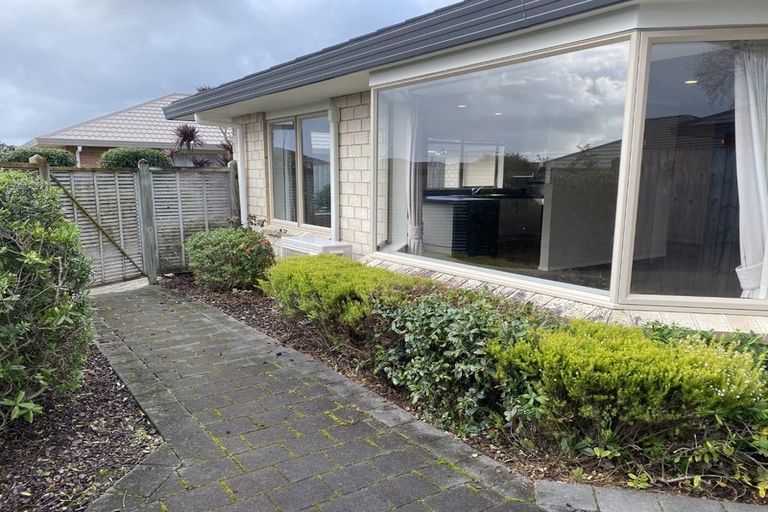 Photo of property in 11 Balmerino Grove, Waikanae, 5036