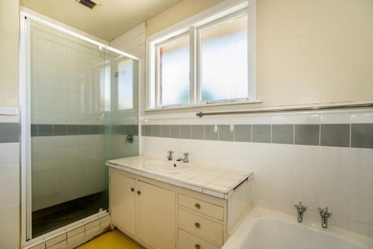 Photo of property in 233 Memorial Avenue, Burnside, Christchurch, 8053