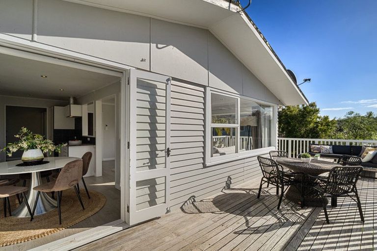 Photo of property in 8 Weatherly Road, Torbay, Auckland, 0630