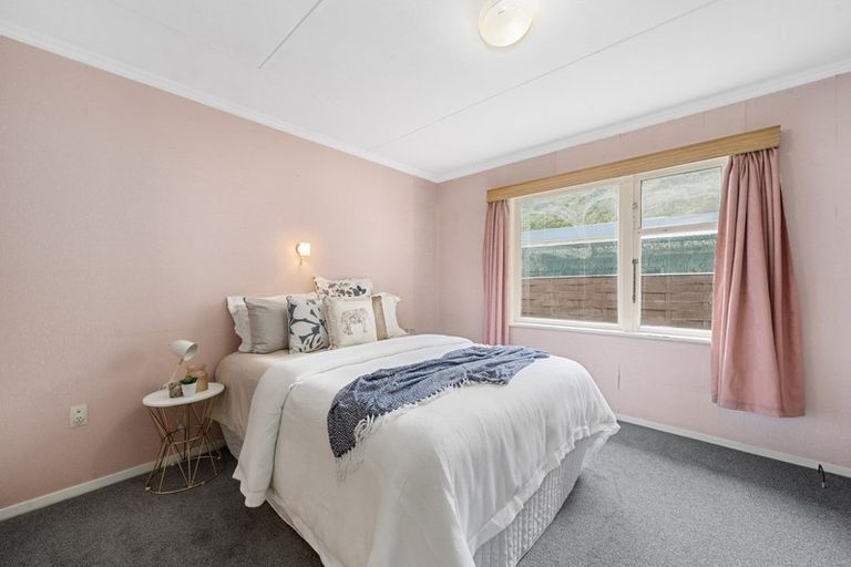 Photo of property in 81 Breaker Bay Road, Breaker Bay, Wellington, 6022