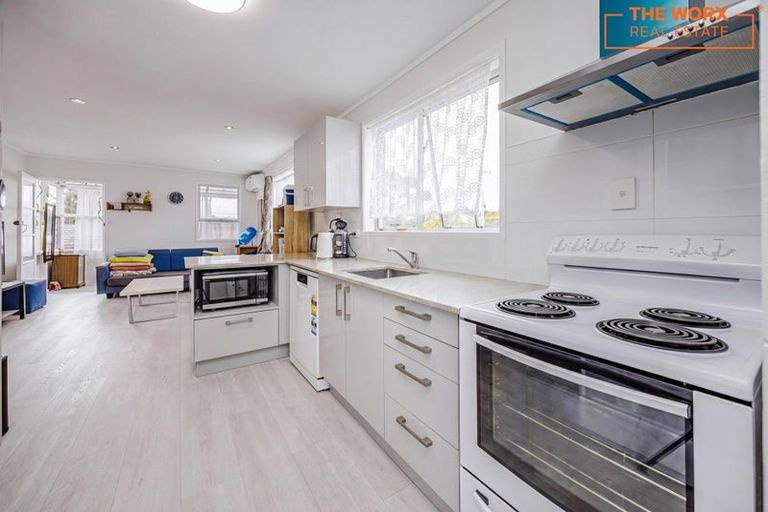 Photo of property in 2/17 Roberts Road, Te Atatu South, Auckland, 0610