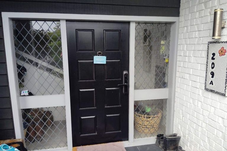 Photo of property in 1/209 East Coast Road, Castor Bay, Auckland, 0620