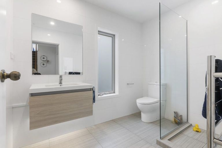 Photo of property in 2/46 Sunset Road, Unsworth Heights, Auckland, 0632