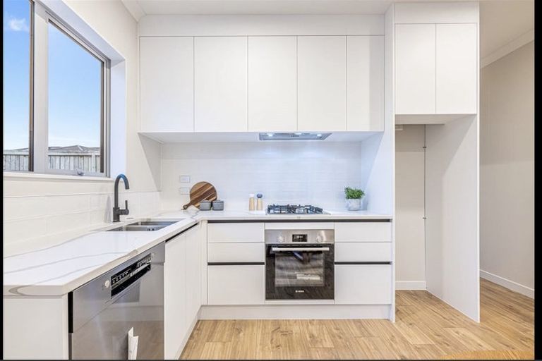 Photo of property in 15 Walter Ruddock Avenue, Kumeu, 0810