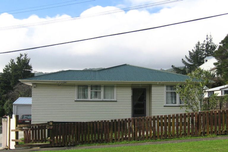 Photo of property in 5 August Street, Stokes Valley, Lower Hutt, 5019