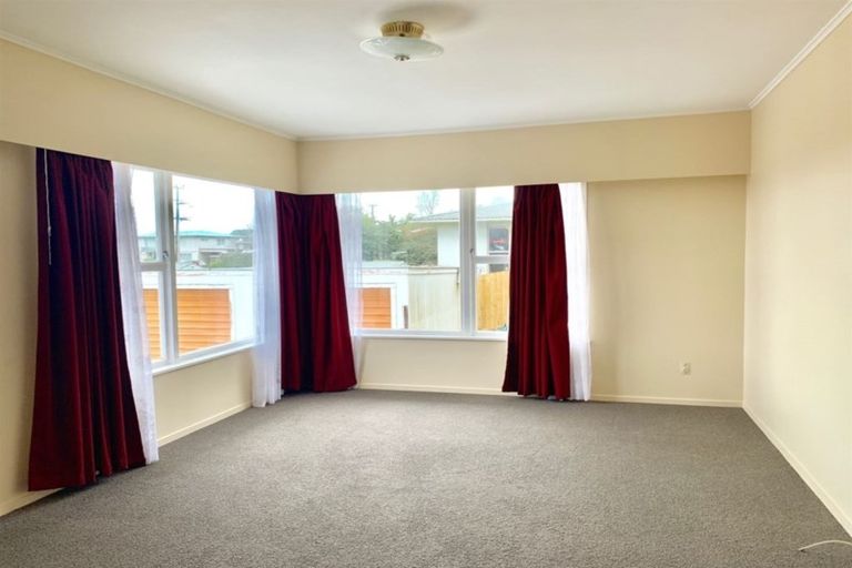 Photo of property in 2/8 Anne Road, Hillcrest, Auckland, 0627