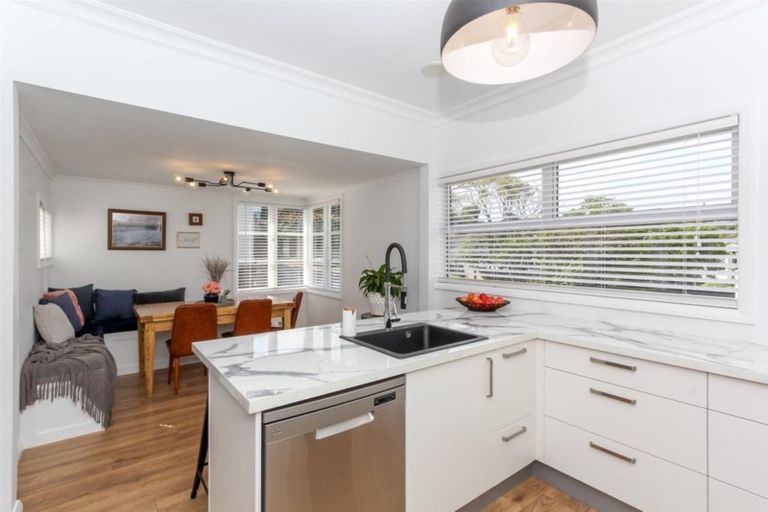 Photo of property in 27 Birdwood Avenue, Moturoa, New Plymouth, 4310