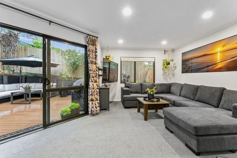 Photo of property in 2/22 Merton Avenue, Glenfield, Auckland, 0627