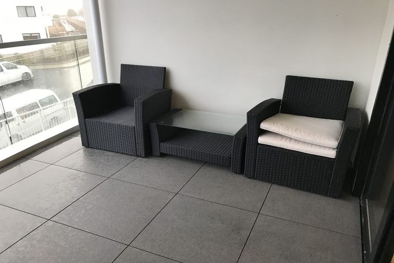 Photo of property in Apollo Apartments, 201/46 Rosedale Road, Rosedale, Auckland, 0632