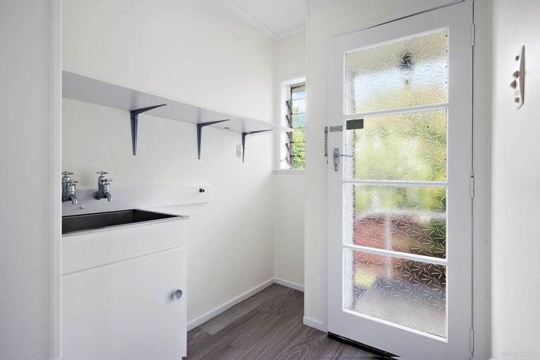 Photo of property in 1/38 Knightsbridge Drive, Forrest Hill, Auckland, 0620