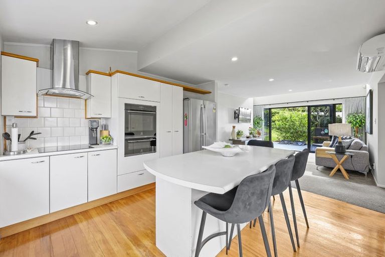 Photo of property in 16 Oakpark Place, West Harbour, Auckland, 0618