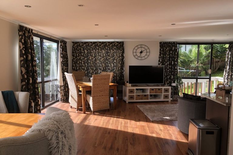 Photo of property in 32 Exeter Place, Unsworth Heights, Auckland, 0632