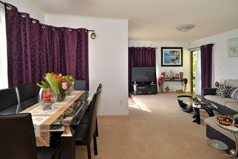 Photo of property in 2/30 Redoubt Road, Goodwood Heights, Auckland, 2105