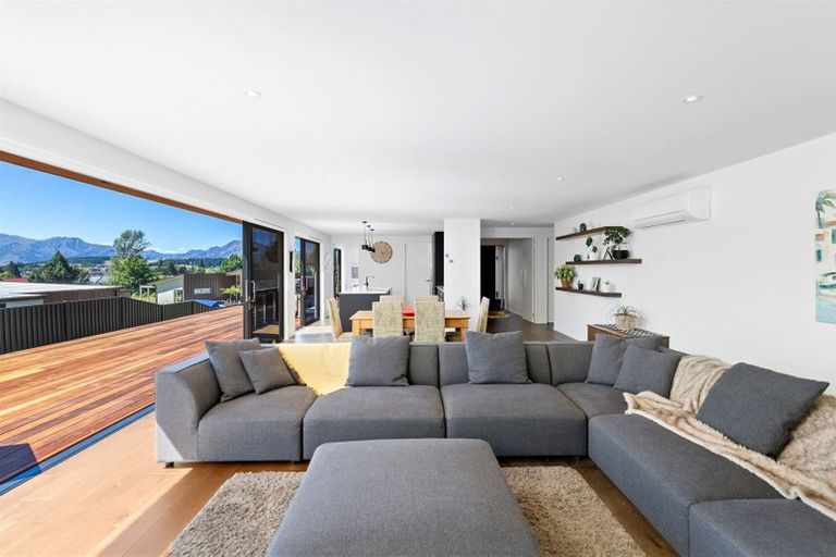 Photo of property in 18 Sapphire Spring Rise, Wanaka, 9305