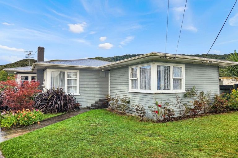 Photo of property in 5 Willow Grove, Wainuiomata, Lower Hutt, 5014