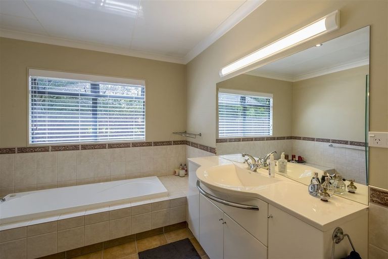 Photo of property in 64 Muhunoa Road West, Ohau, Levin, 5570