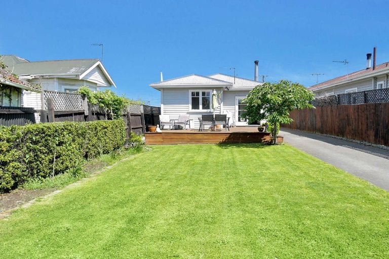 Photo of property in 16 Allard Street, Edgeware, Christchurch, 8013