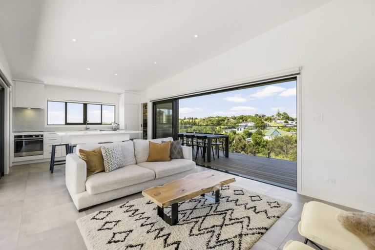 Photo of property in 1117a Whangaparaoa Road, Matakatia, Whangaparaoa, 0930