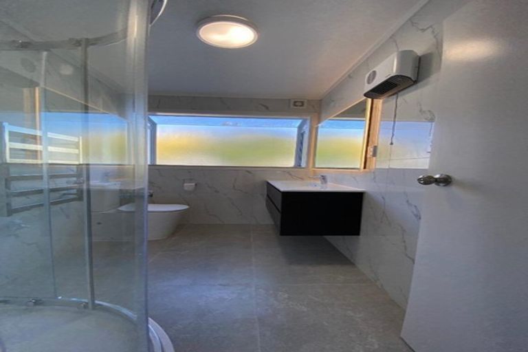 Photo of property in 92 Ravenwood Drive, Forrest Hill, Auckland, 0620