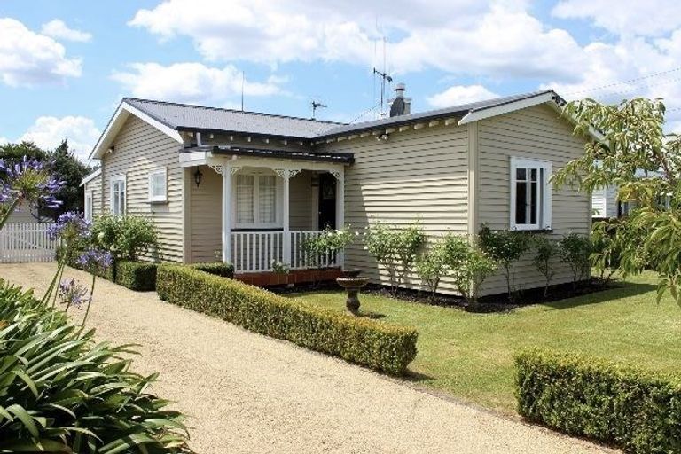 Photo of property in 27 Oxford Street, Fairfield, Hamilton, 3214