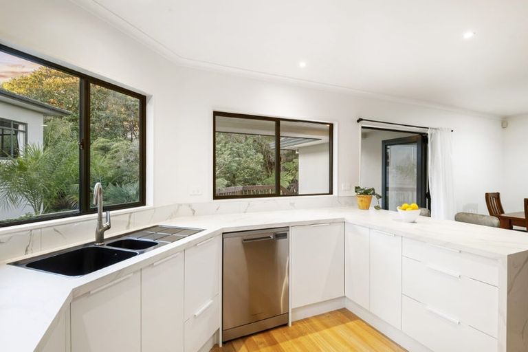 Photo of property in 11 Nottingham Place, Northcross, Auckland, 0630