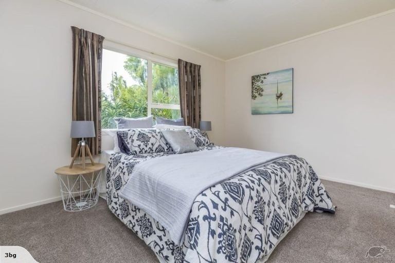 Photo of property in 1/62 Stapleford Crescent, Browns Bay, Auckland, 0630