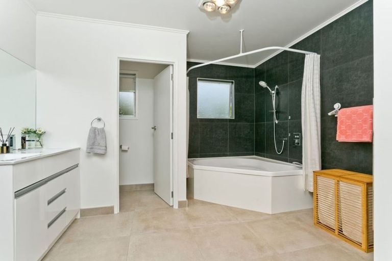 Photo of property in 2/33 Hyde Road, Rothesay Bay, Auckland, 0630