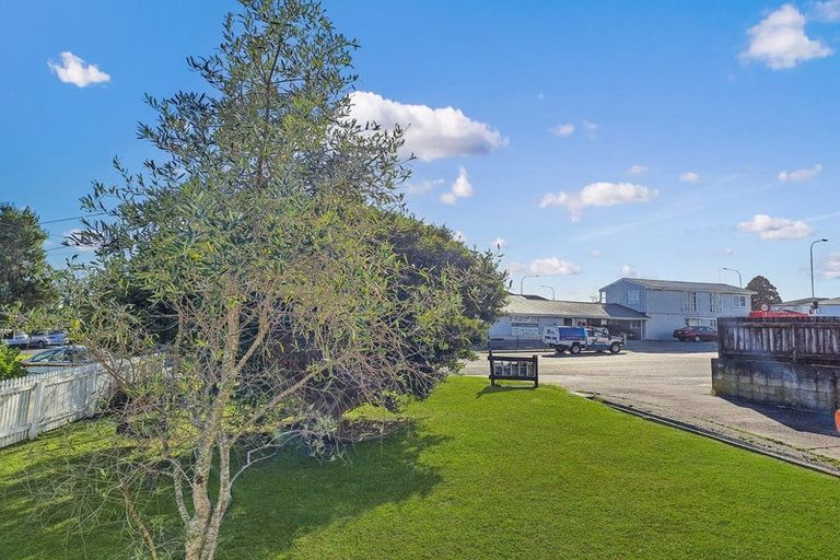 Photo of property in 2 Vera Road, Te Atatu South, Auckland, 0610