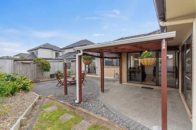 Photo of property in 62 Thornbury Crescent, East Tamaki Heights, Auckland, 2016