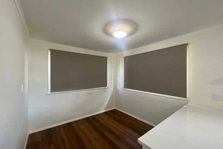 Photo of property in 11 Springside Place, New Lynn, Auckland, 0600