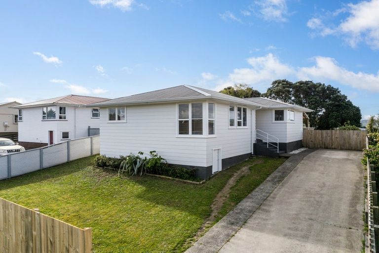 Photo of property in 32 Beauzami Crescent, Ascot Park, Porirua, 5024