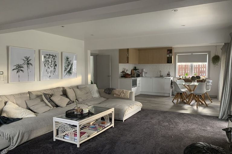 Photo of property in 21 Yeovil Road, Te Atatu Peninsula, Auckland, 0610