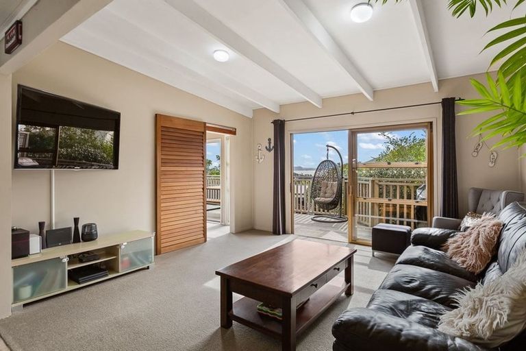 Photo of property in 1 Surf Road, Stanmore Bay, Whangaparaoa, 0932