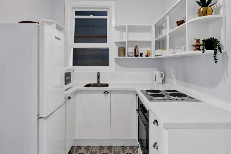 Photo of property in Devonport Apartments, 26/127 Saint Aubyn Street, New Plymouth, 4310