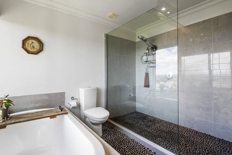 Photo of property in 5 Chatham Avenue, Paremoremo, Auckland, 0632