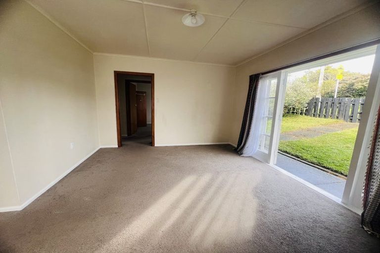 Photo of property in 1b Barron Drive, Green Bay, Auckland, 0604