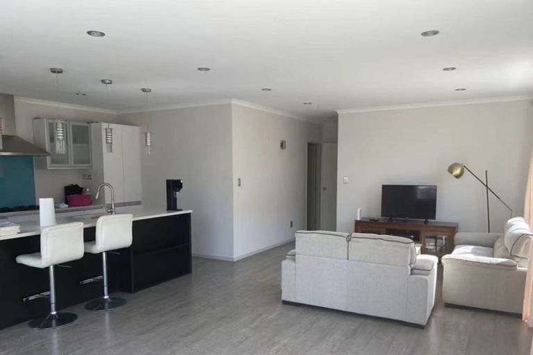 Photo of property in 35 South Kensington Way, Henderson, Auckland, 0612