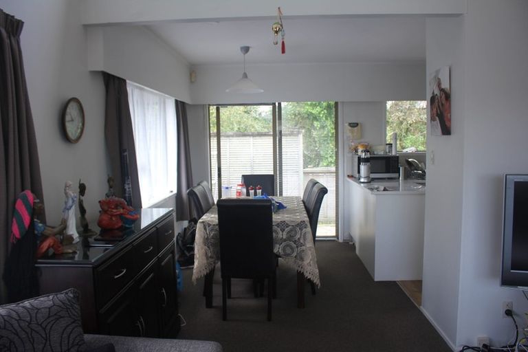 Photo of property in 1/4 Tusac Place, Totara Vale, Auckland, 0627