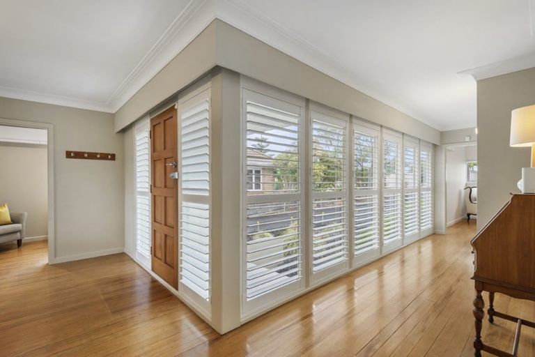 Photo of property in 35 Onewa Road, Northcote, Auckland, 0627