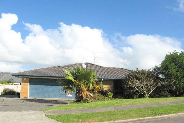 Photo of property in 16 Senator Drive, Manurewa, Auckland, 2105