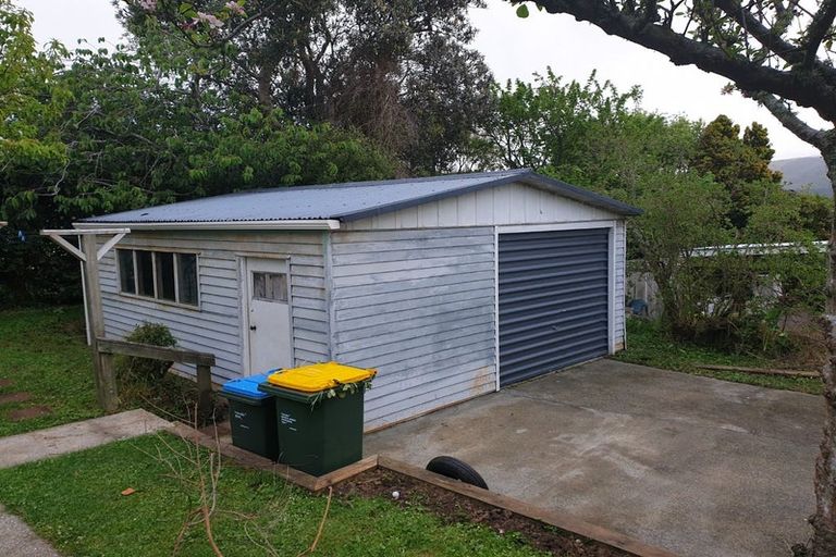 Photo of property in 5 Cumberland Grove, Cannons Creek, Porirua, 5024