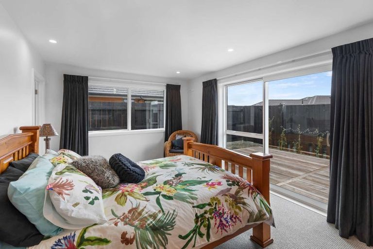 Photo of property in 1 Corsica Court, Fitzherbert, Palmerston North, 4410