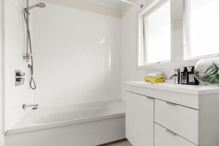 Photo of property in 1/8 Fowler Street, Northcote, Auckland, 0627