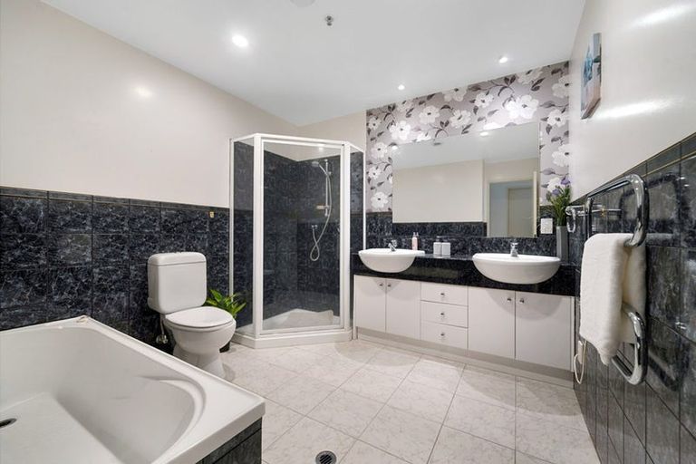 Photo of property in 2i/175 Hurstmere Road, Takapuna, Auckland, 0622