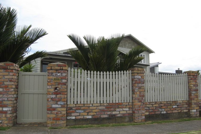 Photo of property in 21 Kiwi Esplanade, Mangere Bridge, Auckland, 2022