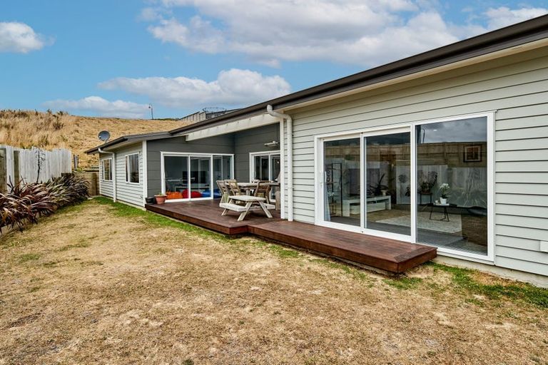 Photo of property in 107 Queen Charlotte Drive, Aotea, Porirua, 5024